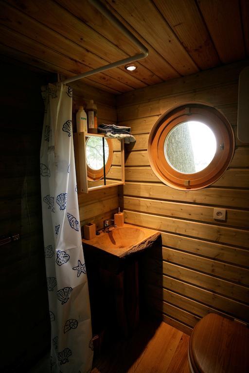 La Cabane Aux Secrets - Au Milieu De Nulle Part Outines Room photo
